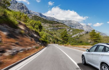 Yüksek hızlı bir karayolu boyunca acele beyaz araba.