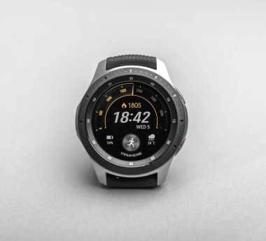 Gri arka planda akıllı izle Samsung Galaxy Watch.
