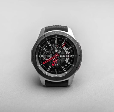 Gri arka planda akıllı izle Samsung Galaxy Watch.