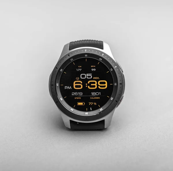 Reloj inteligente Samsung Galaxy Watch sobre un fondo gris . — Foto de Stock