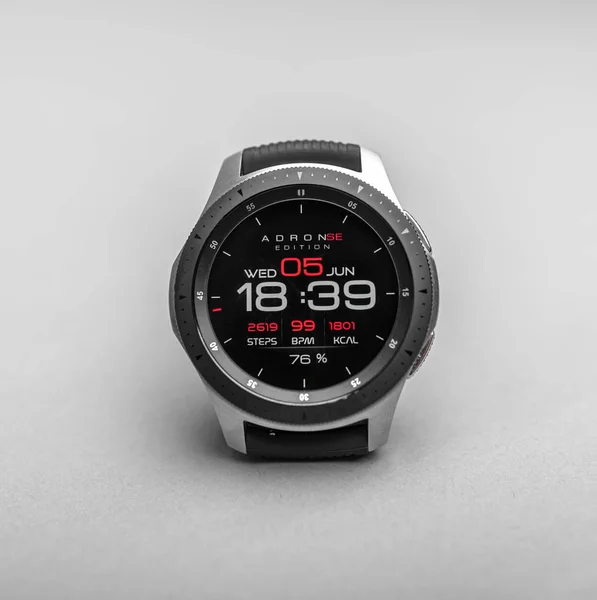 Reloj inteligente Samsung Galaxy Watch sobre un fondo gris . — Foto de Stock