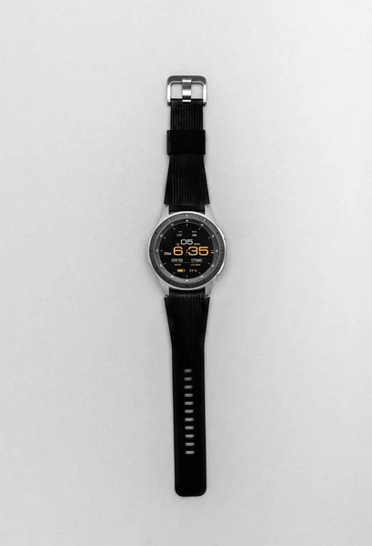 Inteligentny zegarek Samsung Galaxy Watch na szarym tle. — Zdjęcie stockowe