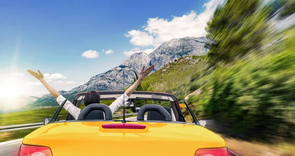 Femme dans une voiture convertible sur la route de la mer . — Photo