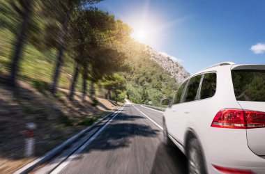 Yüksek hızlı bir karayolu boyunca acele beyaz araba.