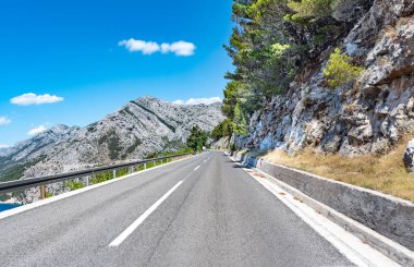 Mavi gökyüzü olan dağ yolu.