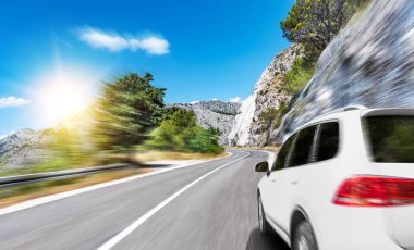 Yüksek hızlı bir karayolu boyunca acele beyaz araba.