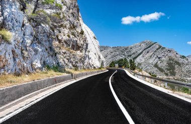Mavi gökyüzü olan dağ yolu.