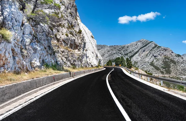 Mavi gökyüzü olan dağ yolu.