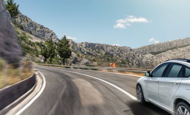 Yüksek hızlı bir karayolu boyunca acele beyaz araba.