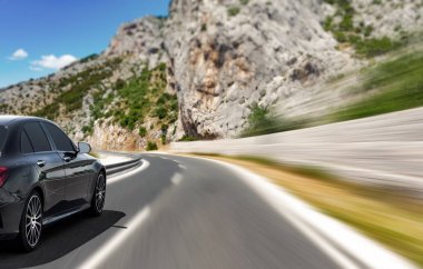 Yüksek hızlı bir karayolu boyunca acele araba.