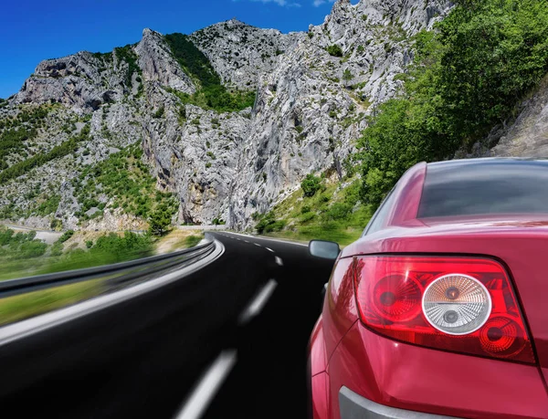 Coche rojo corriendo por una autopista de alta velocidad. —  Fotos de Stock