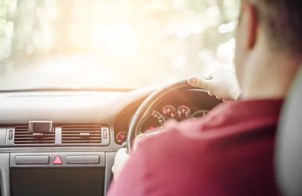 Un homme conduit une voiture sur l'autoroute . — Photo