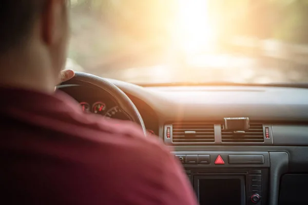 Un homme conduit une voiture sur l'autoroute . — Photo