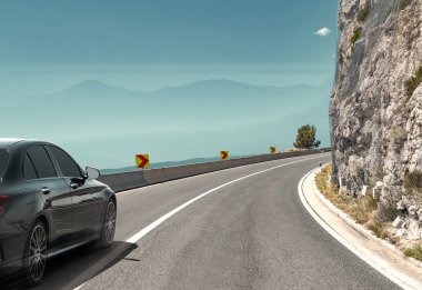 Araba denize yol boyunca acele.