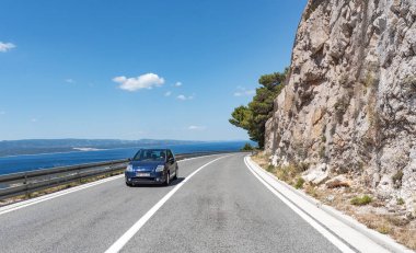 Adriyatik Denizi kıyısında araba karayolu, Brela, Hırvatistan.