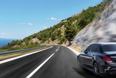 Güneşli bir günde asfalt karayolu.