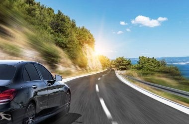 Güneşli bir günde asfalt karayolu.