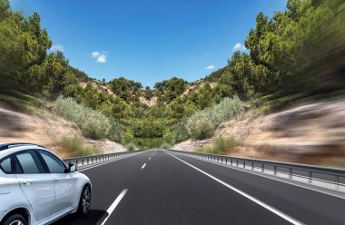 Yüksek hızlı bir karayolu boyunca acele beyaz araba.