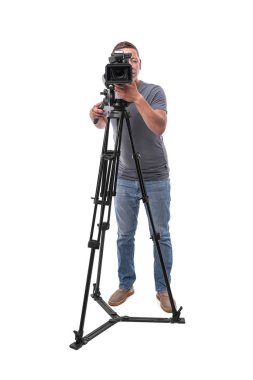 Beyaz bir arka plan üzerinde izole video kamera operatörü.