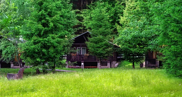 Huis van het logboek. Huis van geëxtrudeerd houten profiel. — Stockfoto