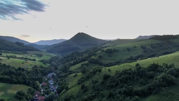 Carpathians in the evening. Shooting from the drone. — Stock Video