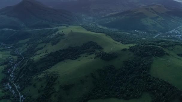 Carpathians in de avond. Schieten vanaf de drone. — Stockvideo