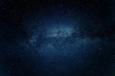 Gece gökyüzünde Samanyolu Galaksisi.
