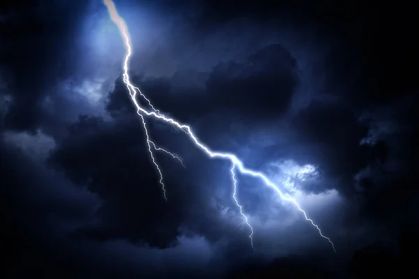 Rayo en un cielo oscuro nublado . —  Fotos de Stock