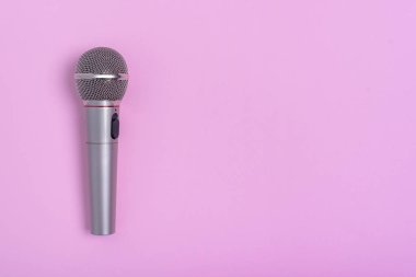 Güzel mor arka planda konser mikrofonu.