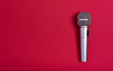 Güzel kırmızı arka planda konser mikrofonu.
