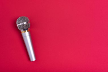 Güzel kırmızı arka planda konser mikrofonu.