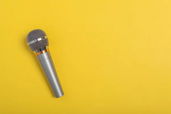 Konsert mikrofon på vacker gul bakgrund. — Stockfoto