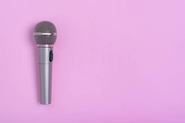 Konsert mikrofon på vacker lila bakgrund. — Stockfoto