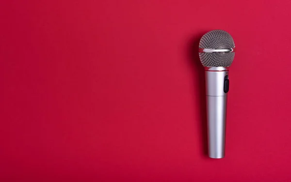 Konsert mikrofon på vacker röd bakgrund. — Stockfoto