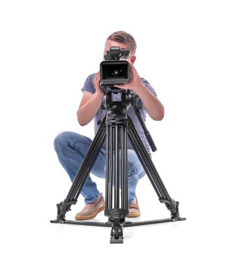 Beyaz bir arka plan üzerinde izole video kamera operatörü.