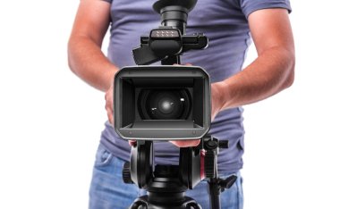 Beyaz bir arka plan üzerinde izole video kamera operatörü.