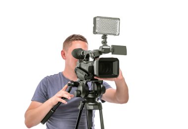 Beyaz bir arka plan üzerinde izole video kamera operatörü.