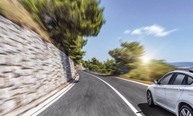 Araba denize yol boyunca acele.