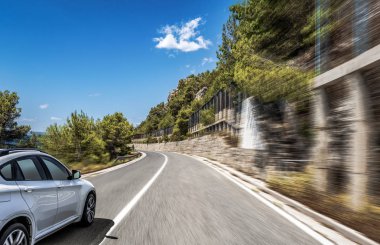 Beyaz araba sokaklarda koşuşturur.