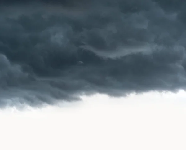 Nuvens trovoadas cobrindo um céu claro . — Fotografia de Stock