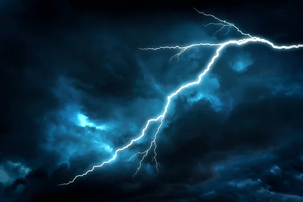 Blitzeinschlag an einem dunklen Himmel. — Stockfoto