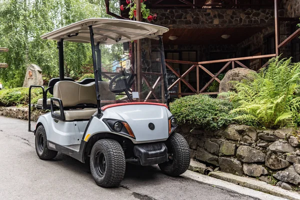 Golf Mobile voor vervoer van toeristen en atleten op de parkeerplaats. — Stockfoto