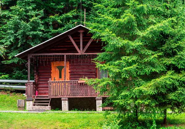 Huis van het logboek. Huis van geëxtrudeerd houten profiel. — Stockfoto