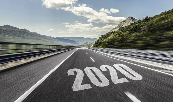 Boş asfalt yolu ve yeni yıl 2020. 2020. — Stok fotoğraf