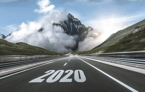 Boş asfalt yolu ve yeni yıl 2020. 2020. — Stok fotoğraf