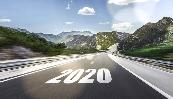 Boş asfalt yolu ve yeni yıl 2020. 2020. — Stok fotoğraf