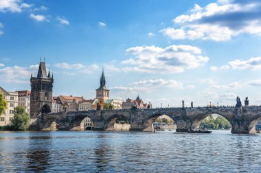 Prag şehri, Charles Köprüsü ve Vltava Nehri manzarası.