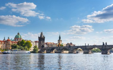 Prag şehri, Charles Köprüsü ve Vltava Nehri manzarası.
