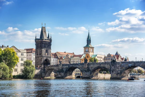 Pohled na město Praha a Karlův most a řeku Vltavy. — Stock fotografie