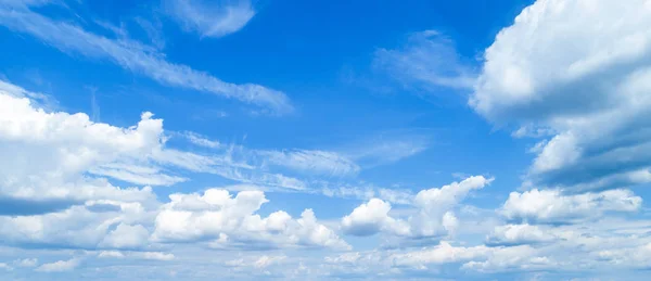 Piękne niebo z białym Cumulus chmur jako tło. — Zdjęcie stockowe